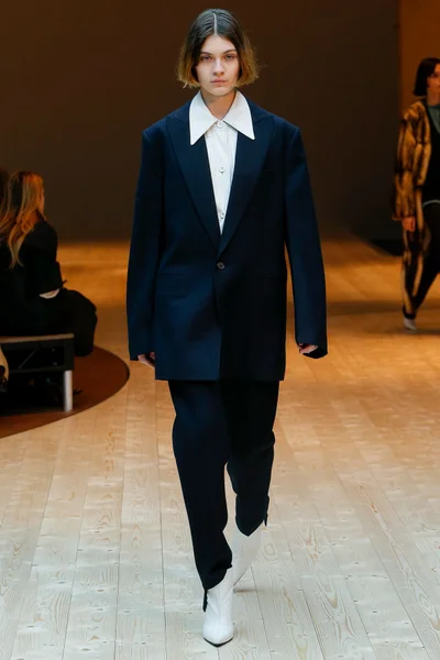 Look 10